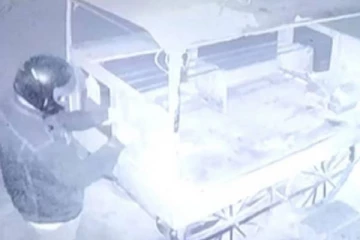 ‘க்யூ ஆர்’ கோடு ஸ்டிக்கர் மூலம் நூதன மோசடி - பொதுமக்களை ஏமாற்றும் அதிர்ச்சி சம்பவம்