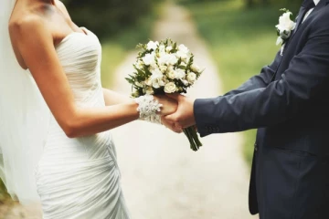 சாப்பாடு கொடுக்கவில்லை;  திருமண வீட்டில் எடுத்த அனைத்து புகைப்படங்களையும் மணமகன் கண்முன்னே அழித்த  நபர்!