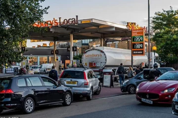 பிரித்தானியாவில் தொடரும் பெட்ரோல் பிரச்சினை... கத்தியை உருவிய சாரதி: மக்கள் மனநிலையை விளக்கும் வீடியோ