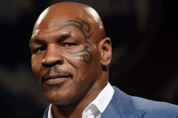 விமானத்தில் சக பயணி செல்ஃபி கேட்டதால் முகத்தில் பஞ்ச் கொடுத்த மைக் டைசன்!