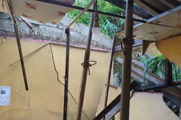 வீட்டின் மேல் சரிந்து விழுந்த மண்மேடு ; உடமைகள் சேதம் | Boulder Falls Onto House Roof Property Damaged