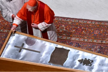 மரபு ரீதியாக மூடப்பட்டது பரிசுத்த பாப்பரசர் பிரான்சிஸின் திருவுடல் பேழை