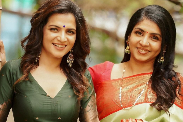 டிடி-யின் அக்கா பிரியதர்ஷினிக்கு இவ்வளவு பெரிய மகன் இருக்கிறாரா!! போட்டோ பாருங்க | Dd Sister Priyadharshini Son Photo