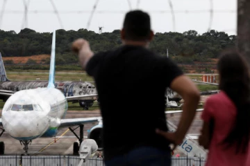 அமெரிக்கா போர்விமானங்களில் நாடு கடத்தப்பட்ட குடியேற்றவாசிகள்; ஏற்க மறுத்த கொலம்பியா