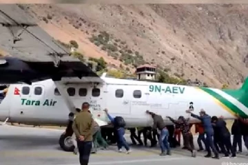 வாகனங்கள் தள்ளுவதை பார்த்திருப்போம்....விமானத்தை  தள்ளிசெல்வதை பார்த்திருக்கின்றீர்களா? வைரல் காணொளி!