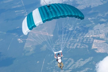 பரசூட்டில் பறந்த வெளிநாட்டவருக்கு நேர்ந்த கதி!