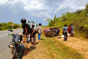 முச்சக்கரவண்டி வீதியை விட்டு விலகி விபத்தில் கணவன் மற்றும் மனைவி படுகாயம்