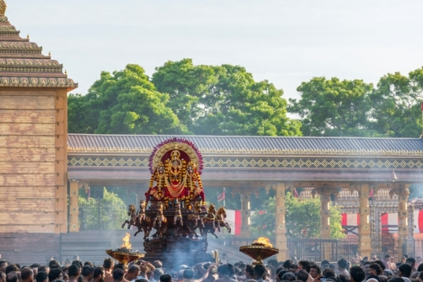 நல்லூரானை தரிசிக்க வந்தவர்களின் பேருந்து தீப் பற்றியதால் பரபரப்பு; கந்தன் அருளால் தப்பிய உயிர்கள் | Nallur Divotes Bus Fire Jaffna