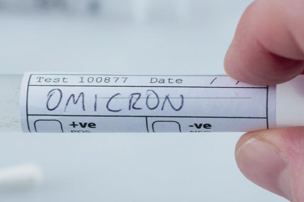 விஞ்ஞானிகள் எச்சரிக்கை - ஓமிக்ரான் வைரஸ் இந்தியாவில் 3ஆவது அலையை ஏற்படுத்துமா? | Omicron Covid 19 Variant Symptoms Transmission