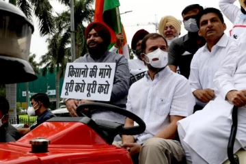 டிராக்டரில் ஸ்டன்ட் அடிக்கும் ராகுல்  : ட்விட்டரில் ட்ரெண்ட் ஆகும் வீடியோ!