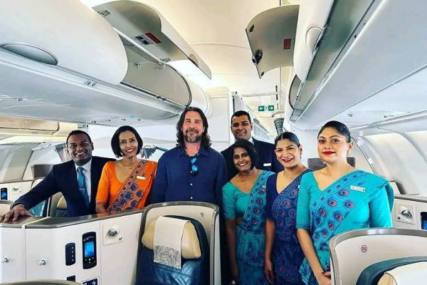 ஸ்ரீலங்கன் ஏர்லைன்ஸ்ஸில் ஹொலிவூட் நடிகர் பெட்மேன்; வைரலாகும் புகைப்படம் | Hollywood Actor Bettman On Srilankan Airlines