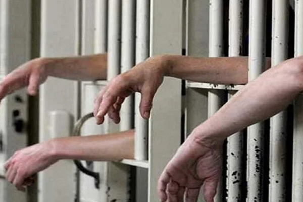 சிறைச்சாலைக்குள் கூரை வழியாக பொதி; அதிகாரி கைது | Package Thrown Into The Prison Through The Roof சிறைச்சாலைக்குள் கூரை வழியாக பொதி; அதிகாரி கைது | Package Thrown Into The Prison Through The Roof