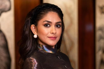 சென்சேஷன் நடிகை மிருணாள் தாகூர்.. அசர வைக்கும் லேட்டஸ்ட் ஸ்டில்கள்