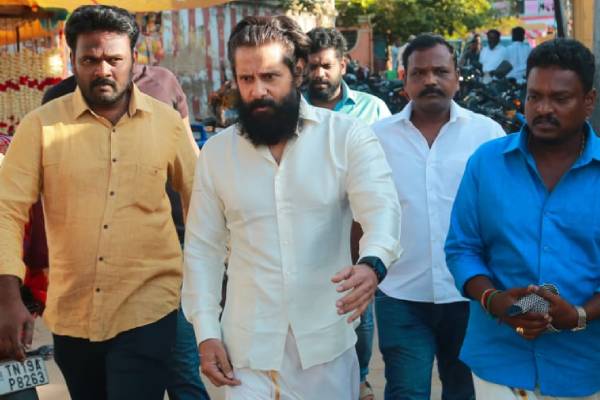 தனது வீட்டில் பணிபுரிந்தவரின் வீட்டு திருமண நிகழ்ச்சியில் கலந்துகொண்ட விக்ரம்- இதோ புகைப்படங்கள்