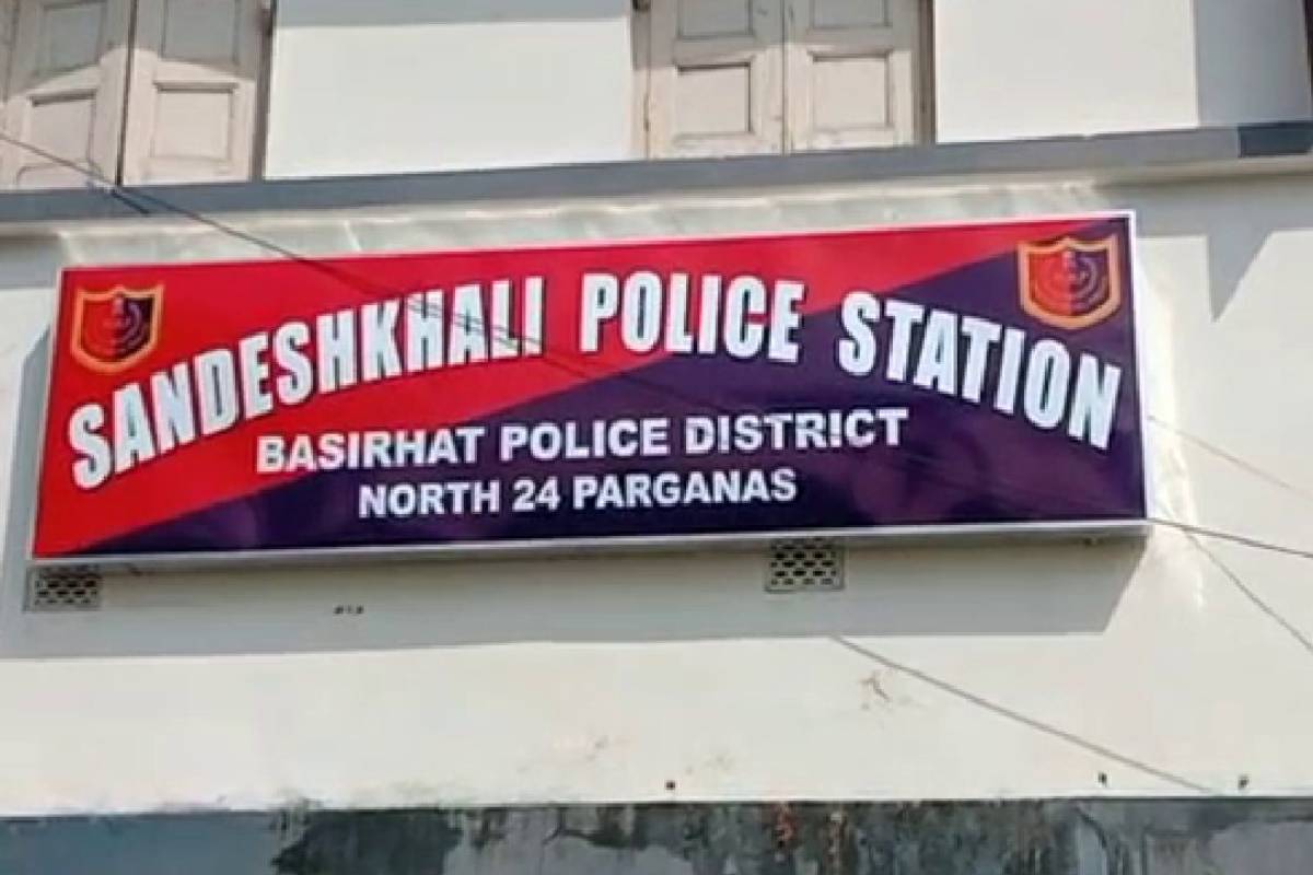 இரும்புப் பெட்டிக்குள் இளம்பெண், குழந்தையின் உடல்கள்: பொலிசார் குவிப்பு | Women Body Found Inside Trunk Box In West Bengal