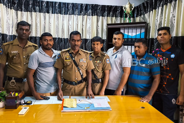யாழ்ப்பாணத்தில் வீடு உடைத்து திருட்டு - சந்தேகநபர் மடக்கிப்பிடிப்பு | Theft In Jaffna Suspect Nabbed