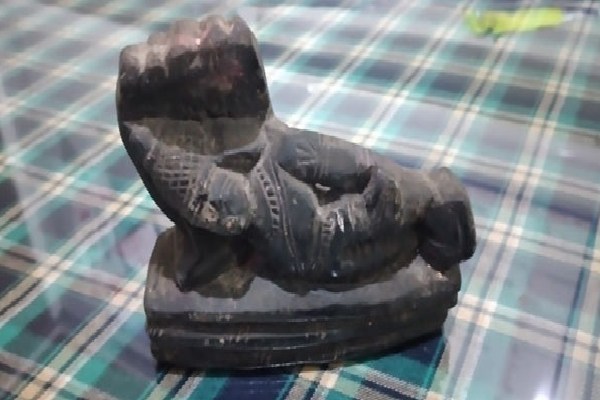 அதீத பக்தியால் தெய்வச்சிலையை திருடிய பெண் | A Woman Who Stole An Idol Out Of Extreme Devotion