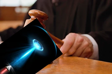 நீதவானுக்கு லேசர் ஒளிக்கற்றை பாய்ச்சிய ஆசிரியர் : உடன் எடுக்கப்பட்ட நடவடிக்கை