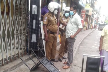 கொழும்பில் பிரபல நகையகம் ஒன்றுக்குள் வாள்வெட்டு! (VIDEO)