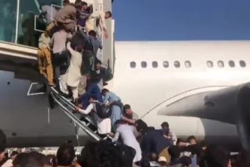 நாட்டை விட்டு வெளியேற   விமான நிலையத்தில் முண்டியடிக்கும்  ஆப்கானியர்கள்
