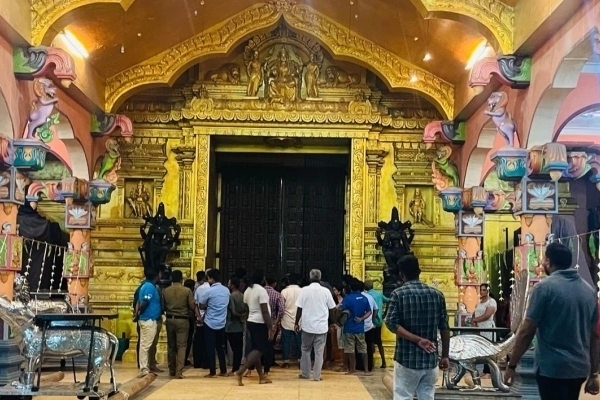 யாழில் அர்ச்சகர்கள் அடிதடியால் நின்று போன மகோற்சப பெருவிழா; கொடியேற்றம் காணவந்த பக்தர்கள் காத்திருப்பு! | Stop Makotsabha Festival Veera Kaaliamman Jaffna