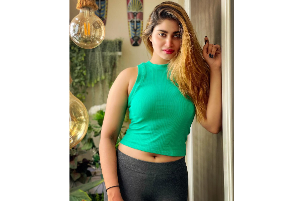 செதுக்கி வெச்ச சிலை நீ.. பிக் பாஸ் ஷிவானி மார்டன் உடை தரிசனம் | Shivani Narayanan Viral Modern Look Photo