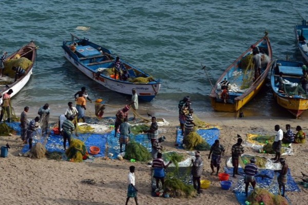 தமிழக கடற்றொழிலாளர்கள் இலங்கை கடற்பரப்பில் தஞ்சம் | 3 Tn Fishermen Rescued By Sri Lanka
