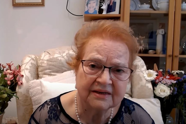 இறுதி சடங்கில் திடீரென கேட்ட இறந்து போன பெண்ணின் குரல்! அதிர்ந்து போன குடும்பத்தினர் - இப்படியுமா? | Dead Woman Talks To Shocked Mourners Funeral