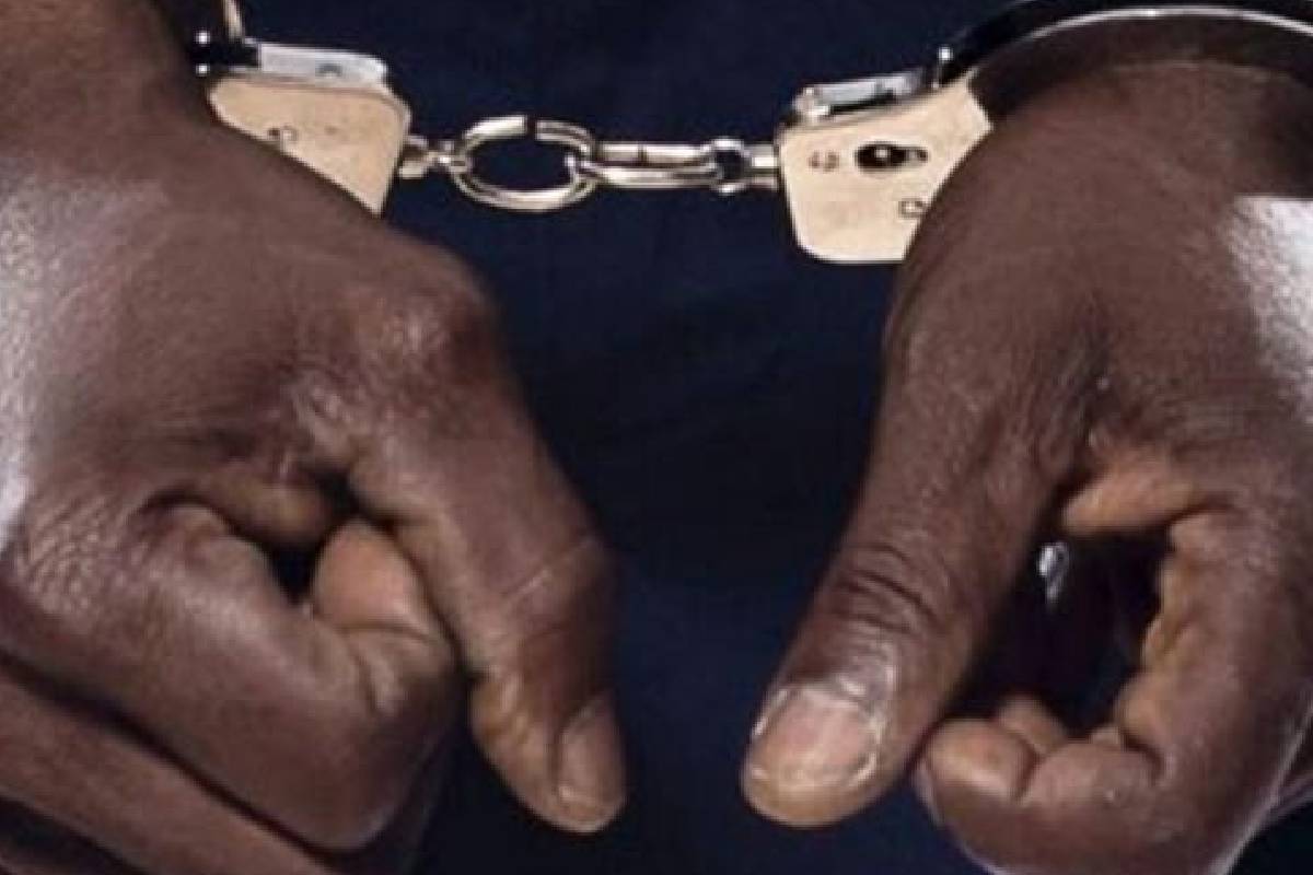 ஹெரோயினுடன் சிக்கிய பல்கலைக்கழக மாணவன் - சுற்றிவளைத்த பொலிஸார் | University Student Caught With Heroin Arrested ஹெரோயினுடன் சிக்கிய பல்கலைக்கழக மாணவன் - சுற்றிவளைத்த பொலிஸார் | University Student Caught With Heroin Arrested