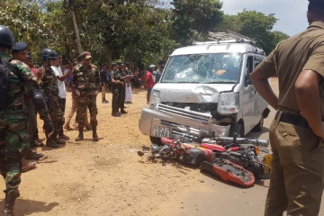 முல்லைத்தீவில் மூன்று வாகனங்கள் ஒன்றுடன் ஒன்று மோதி விபத்து: மூவர் காயம் (Photos)