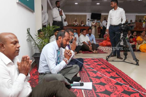 ஜனாதிபதி நிதியத்தின் ஊழியர்களை ஆசிர்வாதித்த தேரர்! | Thera Blessed Employees Of The President S Fund