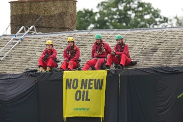 பிரித்தானியாவில் பரபரப்பை ஏற்படுத்திய சம்பவம்! கறுப்பு துணியால் மூடப்பட்ட பிரதமரின் வீடு