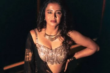 கிளாமர் லுக்கில் கலக்கும் தொகுப்பாளினி அஞ்சனா ரங்கன்!! புகைப்படங்கள்..