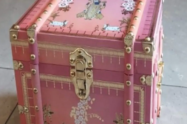 4 கிலோவில் திருமண அழைப்பிதல் செய்து அசத்திய கோடீஸ்வரர்! விலை தெரிஞ்சா ஷாக்காகிடுவீங்க! | Wedding Invitation Weight More Than 4 Kg