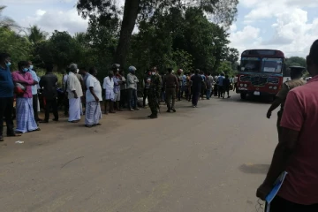 விபத்தில் தந்தையும் மகனும் பரிதாப மரணம்: பேருந்து மீது பொதுமக்கள் தாக்குதல்(Video)