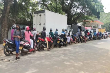வவுனியாவில் அதிகாலை முதல் நீண்ட வரிசையில் காத்திருந்த மக்கள்