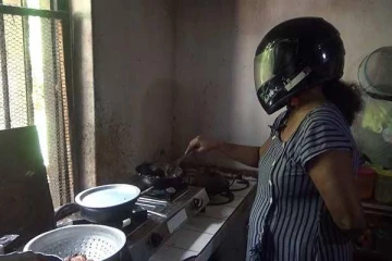 நாட்டில் ஹெல்மெட் அணிந்து சமைக்கும்  பெண்கள்; வைரலாகும் புகைப்படம்!