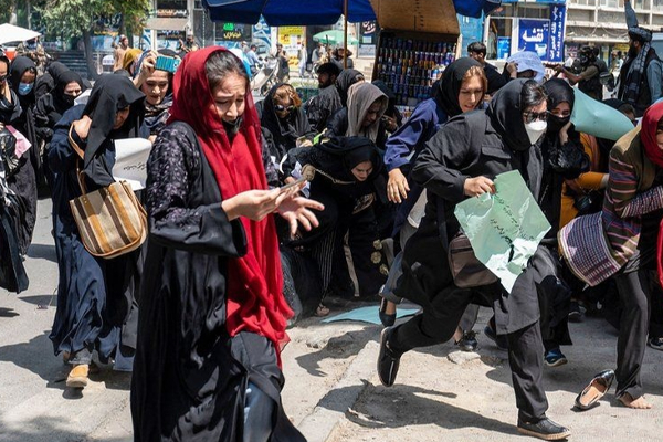 பெண்கள் ஆர்ப்பாட்டத்தில் துப்பாக்கிச் சூடு நடத்திய தலிபான்கள் | Taliban Breaks Afghan Women Protest