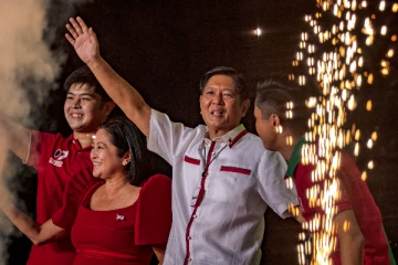 பிலிப்பைன்ஸ் தேர்தலில் அதிகரிக்கும் பரபரப்பு: தேர்தல் ஆணையத்தின் முன் மாணவர்கள் போராட்டம்