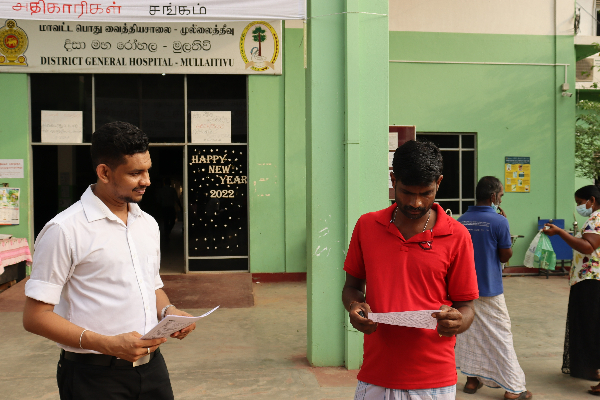 அரச வைத்திய அதிகாரிகள் சங்கத்தினரால் மதத்தலைவர்கள் மற்றும் பொதுமக்களை தெளிவுபடுத்துகின்ற துண்டுபிரசுரங்கள் விநியோகம் (Photos) | State Medical Officers Association
