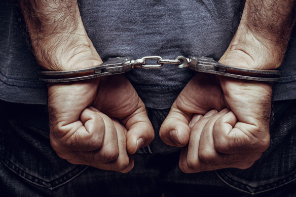 வீடு புகுந்து அதிகாரியை தாக்கிய சந்தேக நபர்கள் | Suspects Break Into A Prison Officers Home