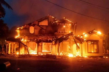 மகிந்த ராஜபக்சே வீட்டுக்கு தீ வைப்பு - எம்.பிகள் வீடுகளும் அடித்து நொறுக்கப்பட்டது..!