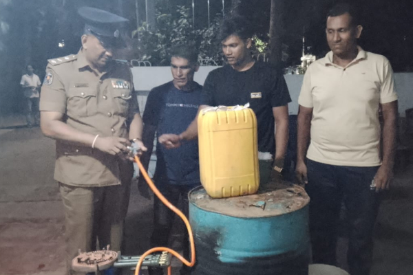 யாழில் வீடொன்றில் கசிப்பு உற்பத்தி ; வசமாக சிக்கிய இளைஞன் | Illicit Liquor Busted In Jaffna Home Youth Held