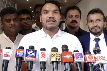 "ආණ්ඩුව ප්‍රශ්න විසඳන්නේ නැතිව රාජපක්ෂලාට බැන බැන ඉන්නවා" - නාමල් රාජපක්ෂ