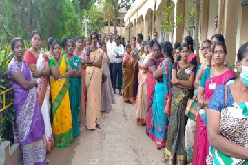 க.பொ.த சாதாரண தர பரீட்சை வினாத்தாள்கள் திருத்தும் பணியில் ஈடுபட்டவர்கள் போராட்டம்(Photo)