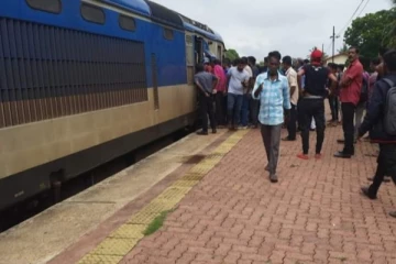 யாழ் ரயில் மோதி இளைஞனுக்கு நேர்ந்த துயரம்