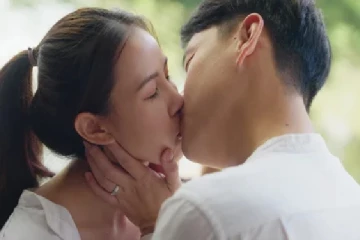 முத்தம் கொடுத்ததால் கேட்கும் திறனை இழந்த யுவதி!