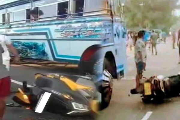 மோட்டார் சைக்கிளுடன் பேருந்து மோதி விபத்து: இரண்டு வெளிநாட்டவர் பலி | Bus Collides With Motorcycle Two Foreigners Killed மோட்டார் சைக்கிளுடன் பேருந்து மோதி விபத்து: இரண்டு வெளிநாட்டவர் பலி | Bus Collides With Motorcycle Two Foreigners Killed