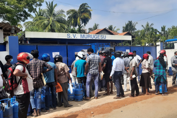 நாட்டின் பல பகுதிகளில் எரிவாயு தட்டுப்பாடு: நீண்ட வரிசையில் காத்திருக்கும் மக்கள் (VIDEO) | Gas People Jaffna Kilinochchi Litro