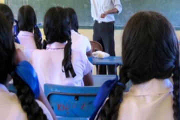 ஒரே நேரத்தில் இரு பாடசாலை மாணவிகளிடம் மோசமாக நடந்துகொண்ட ஆசிரியருக்கு நேர்ந்த கதி!